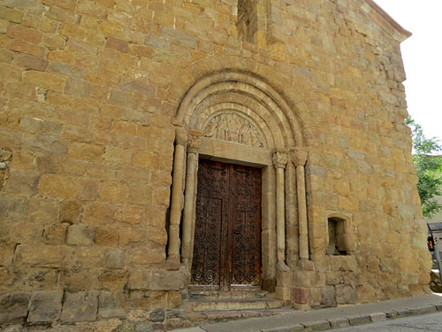 Portalada de l'església de Sant Pol, a la plaça d'Anselm Clavé