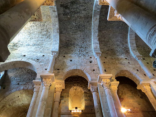 Nau de l'esgl&eacute;sia de Sant Pere de Rodes