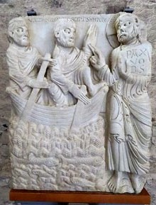 Relleu de l'aparici&oacute; de Crist ressucitat. Fragment de la portada, obra del Mestre de Cabestany