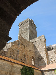 La torre del monestir de Sant Pere de Rodes, des del claustre superior