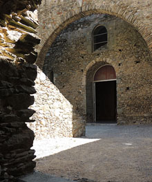 Entrada a la galilea de l'esgl&eacute;sia de Sant Pere de Rodes