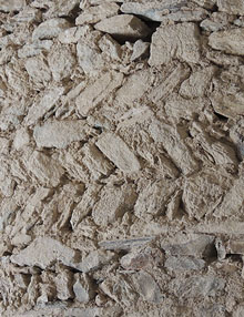 Construcci&oacute; amb opus spicatum a l'acc&eacute;s al claustre superior