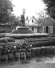 Estàtua d'os al fanal i jardí de la torre de la senyora Burés a l'Anglès. Ca. 1930