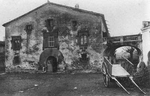 Façana de Can Cuc amb un carro. 1890-1936
