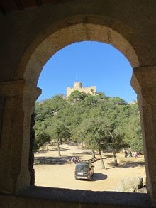 El castell de Farners des de l'ermita de la Mare de Déu de Farners