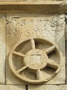 Detall d'una façana de Sant Feliu de Pallerols
