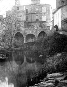 El riu Brugent al seu pas vora una casa de Sant Feliu de Pallerols. Entre 1890 i 1920