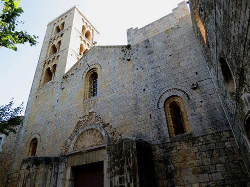Façana de l'església de Santa Maria de Vilabertran