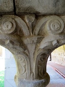 Capitell del claustre de Santa Maria de Vilabertran