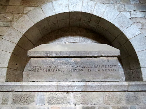 Tomba de l'abat Rigau, fundador de la Canònica, mort el 1107. Nau de l'església