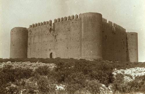 Vista general de la façana exterior del castell de Montgrí. 1922