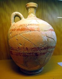 Lekythos jònic. Decorat amb bandes paral·leles rectilínies i ondulades de pintura marró. 600-550 aC