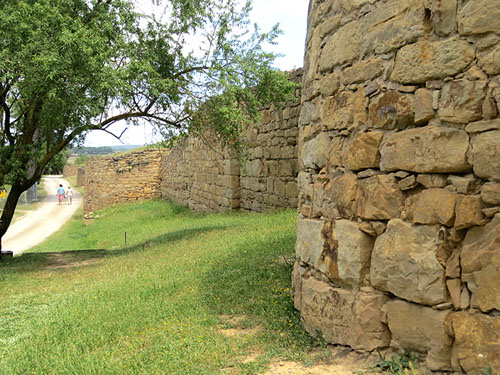 Muralles de la ciutat ibèrica d'Ullastret des de l'exterior