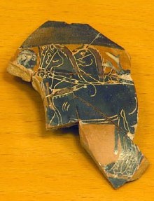 Fragment d'un kylix de banda de ceràmica àtica de figures negres. Escena d'acomiadament de quadrigues. 535-530 aC