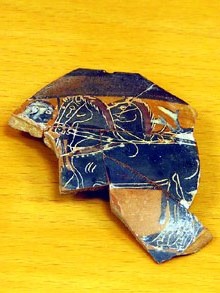 Fragment d'un kylix de banda de ceràmica àtica de figures negres. Escena d'acomiadament de quadrigues. 535-530 aC