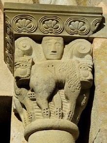 Capitell de l'entrada de l'esglé romànica de Sant Salvador de Bianya, del segle XII
