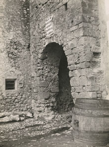 Portal de la plaça Major de Bàscara. 1925