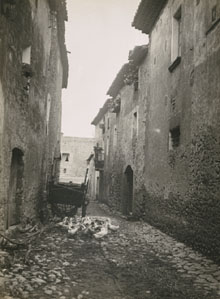 Carrer del recinte emmurallat de Bàscara. 1925