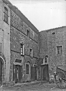 Plaça Major de Bàscara amb el portal d'en Llagost al fons. 1925