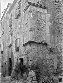 Finestral renaixentista de la casa de la família Xambó, situada al carrer Major de Bàscara. 1925