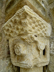 Capitell de l'entrada de l'església de Sant Feliu de Beuda