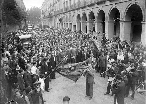 Francesc Macià, president de la Generalitat de Catalunya, visita La Bisbal acompanyat per una multitud. El precedeix una cobla. 21/06/1931