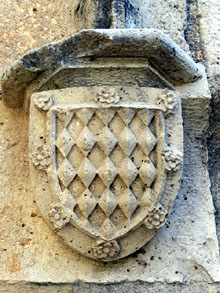 Escut de la família Creixell a la portalada de Sant Cebrià d'Esponellà