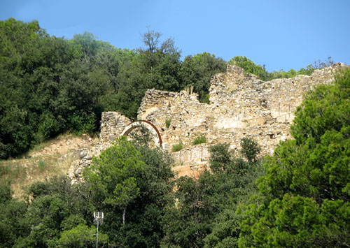 El castell d'Esponellà des de la població