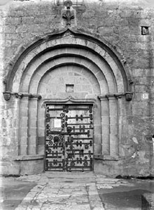 Església de Sant Cebrià. Portalada amb ferro forjat i forrellat. 1925