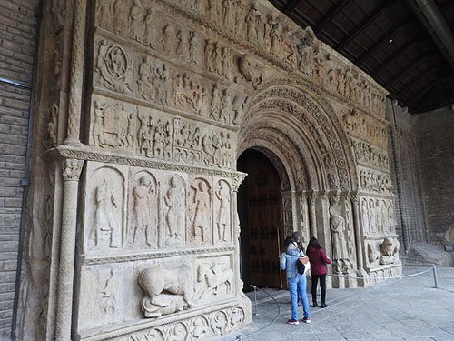 Portalada rom&agrave;nica del monestir