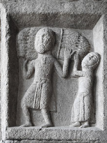 Detall de la portalada. Representaci&oacute; del mes de juliol: recol&middot;lecci&oacute; del blat