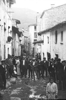 Carrer de França ple de gent. Ca. 1909