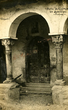Detall de la porta de l'església de Queralbs amb una volta de l'atri en primer terme. 1918