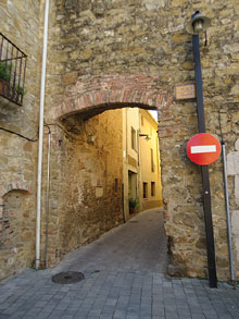 Antic portal de la muralla, que d&oacute;na a la pla&ccedil;a Major