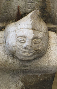 Relleu d'una casa a la pla&ccedil;a Major