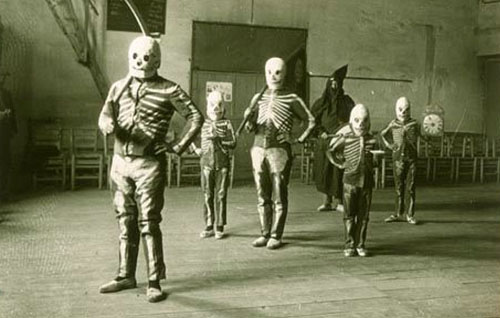 Assaig de la dansa de la mort a Verges. Ca. 1920