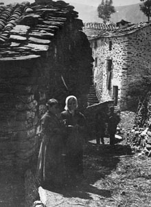 Dones en un carrer de Tregurà de Dalt. 1900-1923