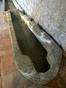 Sarcòfag exempt antropomòrfic a la nau de Santa Maria de Lladó. Segles XII-XIII