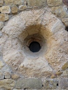 Òcul probablement romànic a les dependències de Santa Maria de Lladó
