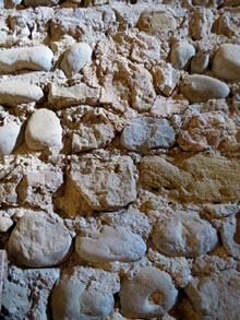 Detall constructiu amb còdols de l'interior de la nau de l'església de Sant Esteve