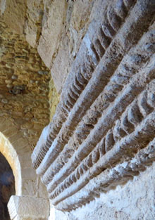 Església de Sant Esteve. Detall d'una pilastra amb temes de soga