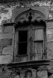 Ca l'Hospital de Palau de Santa Eulàlia. Detall d'una finestra. 1988