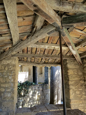 Interior del comunidor de l'església de Santa Maria de Porqueres