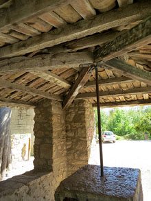 Interior del comunidor de l'església de Santa Maria de Porqueres