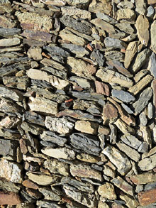 Detall d’un dels murs en el qual és visible l’aparell, en el qual sovinteja l’opus spicatum