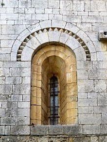 Façana de l'església de Santa Maria de Vilabertran