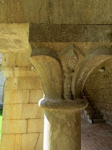 Capitell del claustre de Santa Maria de Vilabertran