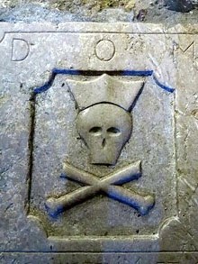 Relleu d'una tomba al sòl de l'església de Santa Maria