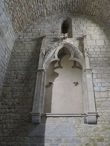 Lateral de la nau de l'església de Santa Maria de Vilabertran