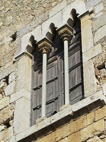Finestra del Palau abacial de Santa Maria de Vilabertran